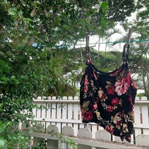 Ambiance brand black and red flower crop top 🖤